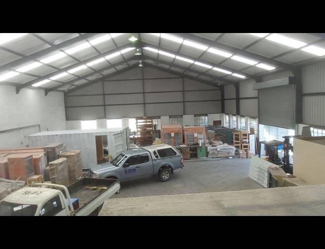 695M² FACTORY TO LET IN STIKLAND